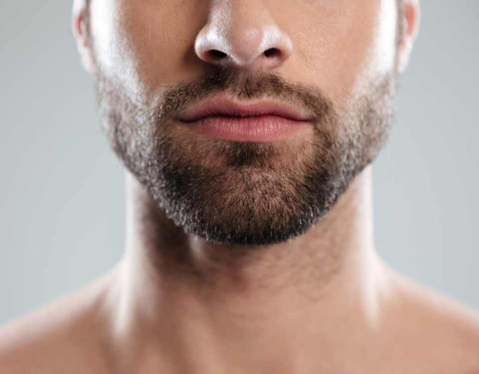 La tricopigmentation, la dermopigmentation capillaire peut venir combler des imperfections au niveau de votre barbe. Arkéderm à Annecy prend soin de vous et de votre beauté masculine.