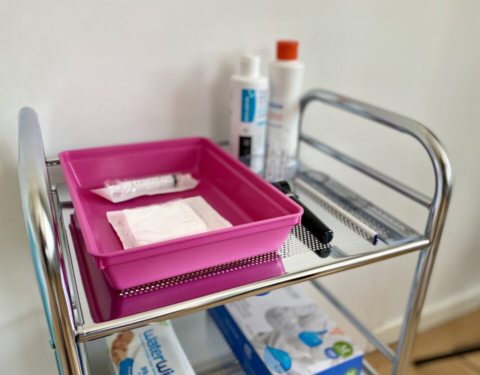 Chez Arkéderm nous prenons soin de vous, qualité de prise en charge, des compétences médicales non négligeables. Contactez Arkéderm à Annecy pour répondre à vos questions sur la tricopigmentation, la dermopigmentation capillaire. Un tatouage du cuir chevelu semi-permanent qui s'apparente au maquillage semi permanent des sourcils.densité, perte de cheveux, alopécie, calvitie tricopigmentation et dermopigmentation capillaire à annecy. une solution à la perte de cheveux. une alternative à la greffe de cheveux appelée aussi scalp micro pigmentation. Le cabinet Arkéderm de tricopigmentation est situé à Annecy à proximité de Genêve, Aix-les-bains, chambéry, grenoble, Lyon. on crée l'illusion de faux cheveux, comme si le follicule pileux repoussait.