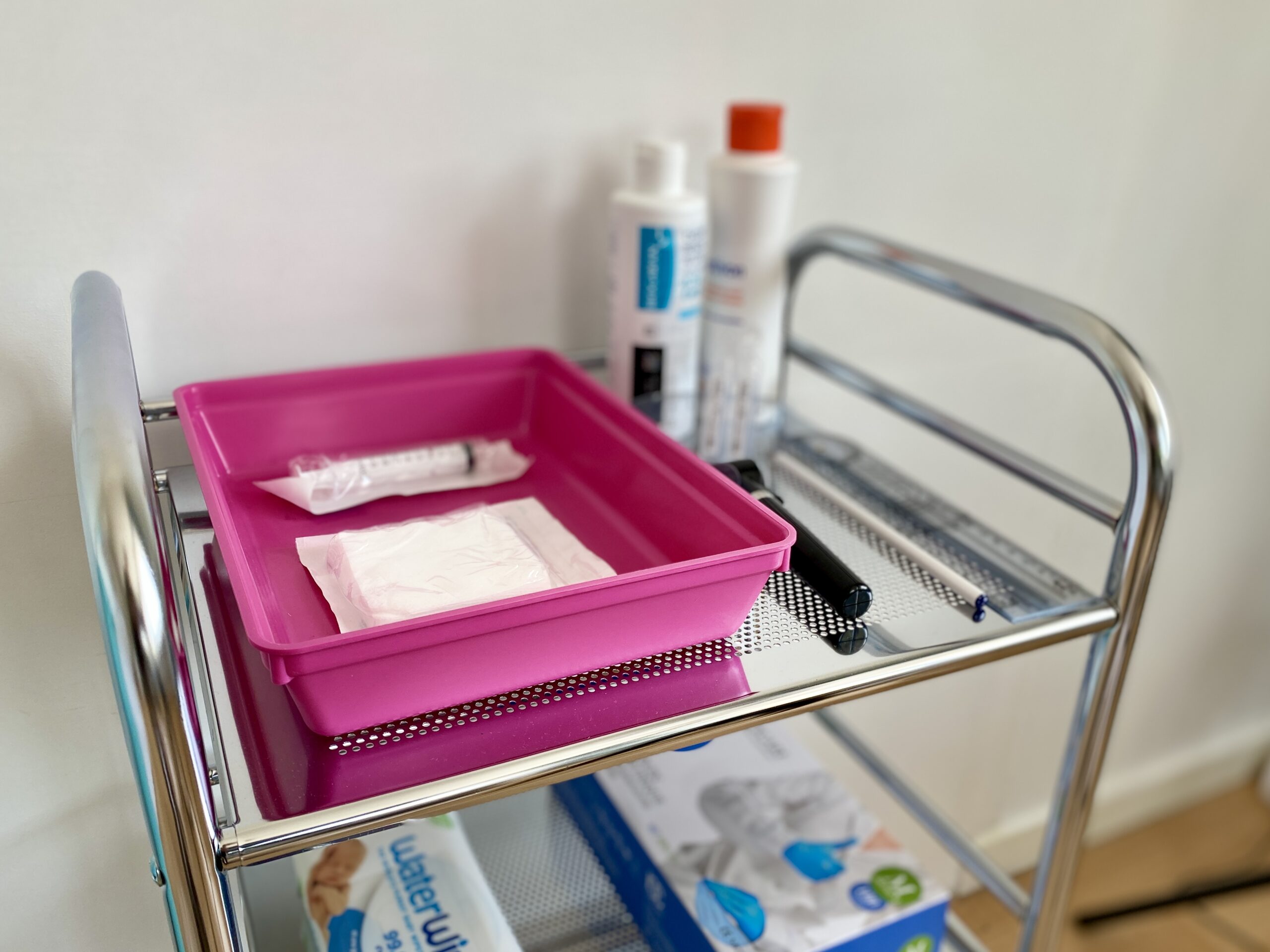 Chez Arkéderm nous prenons soin de vous, qualité de prise en charge, des compétences médicales non négligeables. Contactez Arkéderm à Annecy pour répondre à vos questions sur la tricopigmentation, la dermopigmentation capillaire. Un tatouage du cuir chevelu semi-permanent qui s'apparente au maquillage semi permanent des sourcils.densité, perte de cheveux, alopécie, calvitie tricopigmentation et dermopigmentation capillaire à annecy. une solution à la perte de cheveux. une alternative à la greffe de cheveux appelée aussi scalp micro pigmentation. Le cabinet Arkéderm de tricopigmentation est situé à Annecy à proximité de Genêve, Aix-les-bains, chambéry, grenoble, Lyon. on crée l'illusion de faux cheveux, comme si le follicule pileux repoussait.