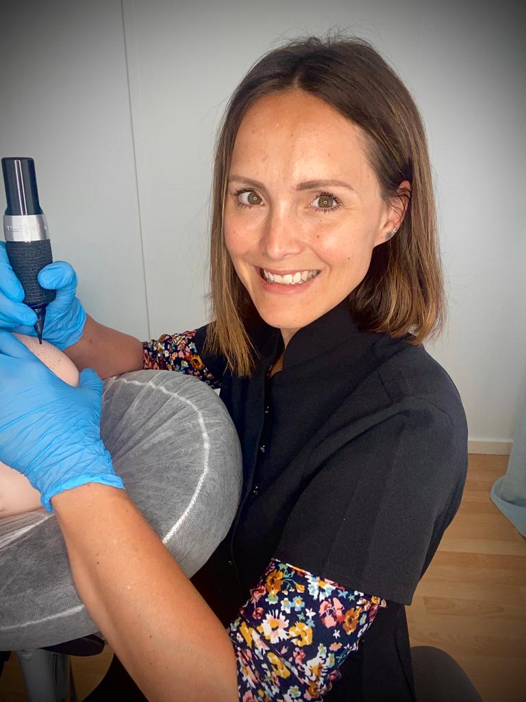 Dermographe, dermographiste, tricopigmentiste. Votre professionnelle spécialisée en dermopigmentation capillaire, tricopigmentation à Annecy vous accueille dans son cabinet spécialisé pour les hommes et les femmes qui souffrent de perte de cheveux. Le cabinet de tricopigmentation est situé à Annecy à proximité de Genêve, Aix-les-bains, chambéry, grenoble, Lyon.