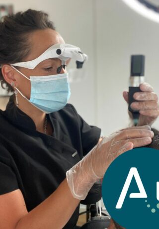 dermographe capillaire, tricopigmentiste à Annecy, votre spécialiste propose une alternative aux implants capillaires, aux compléments capillaire. Une solution pour vous libérer de vos pensées envers votre perte de cheveux. Effet de cheveux rasés, effets densité. Un service pour les hommes et les femmes pour vous libérer de vos complexes. Contactez Arkéderm à Annecy.Le cabinet Arkéderm de tricopigmentation est situé à Annecy à proximité de Genêve, Aix-les-bains, chambéry, grenoble, Lyon. on crée l'illusion de faux cheveux, comme si le follicule pileux repoussait.